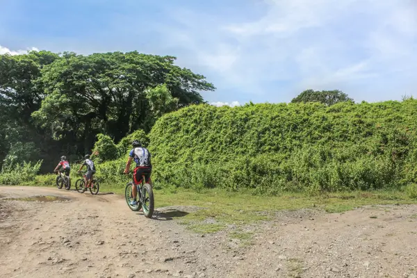 Pedalando com Coragem: Aventuras Ciclo Turísticas para os Espíritos Aventureiros