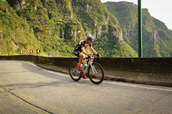 Kit de Sobrevivência: Como Montar um Arsenal de Equipamentos para Cicloturismo